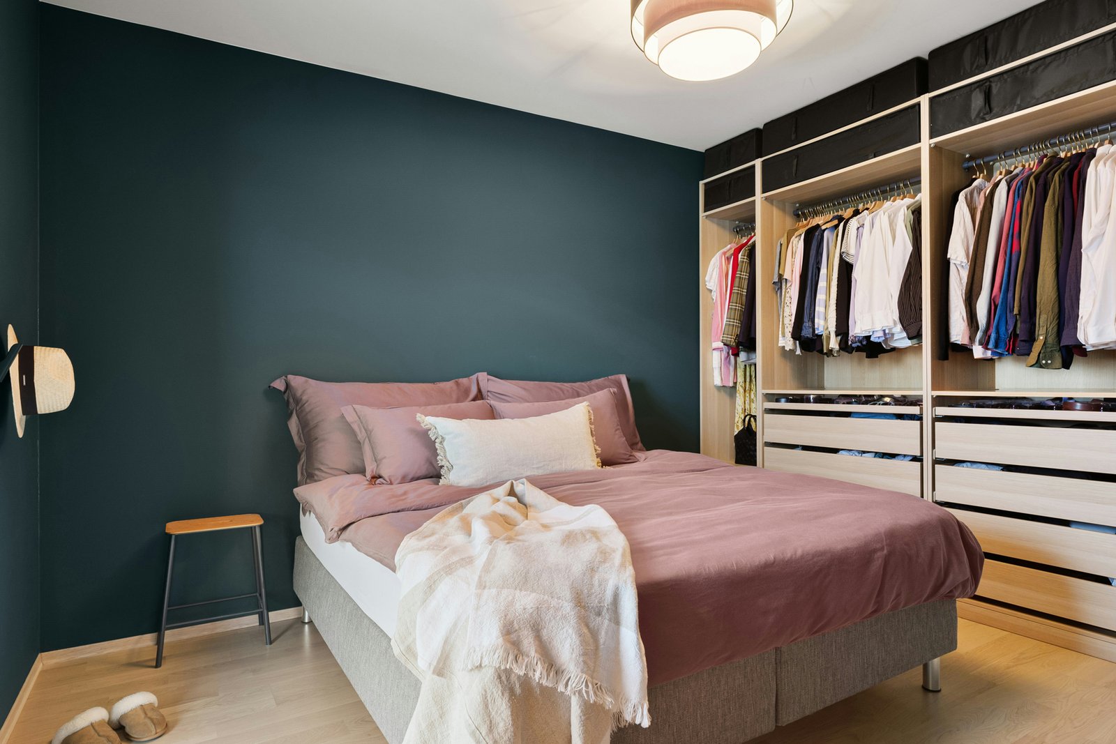 Kleiderschrank mit dicht nebeneinander hängender Kleidung