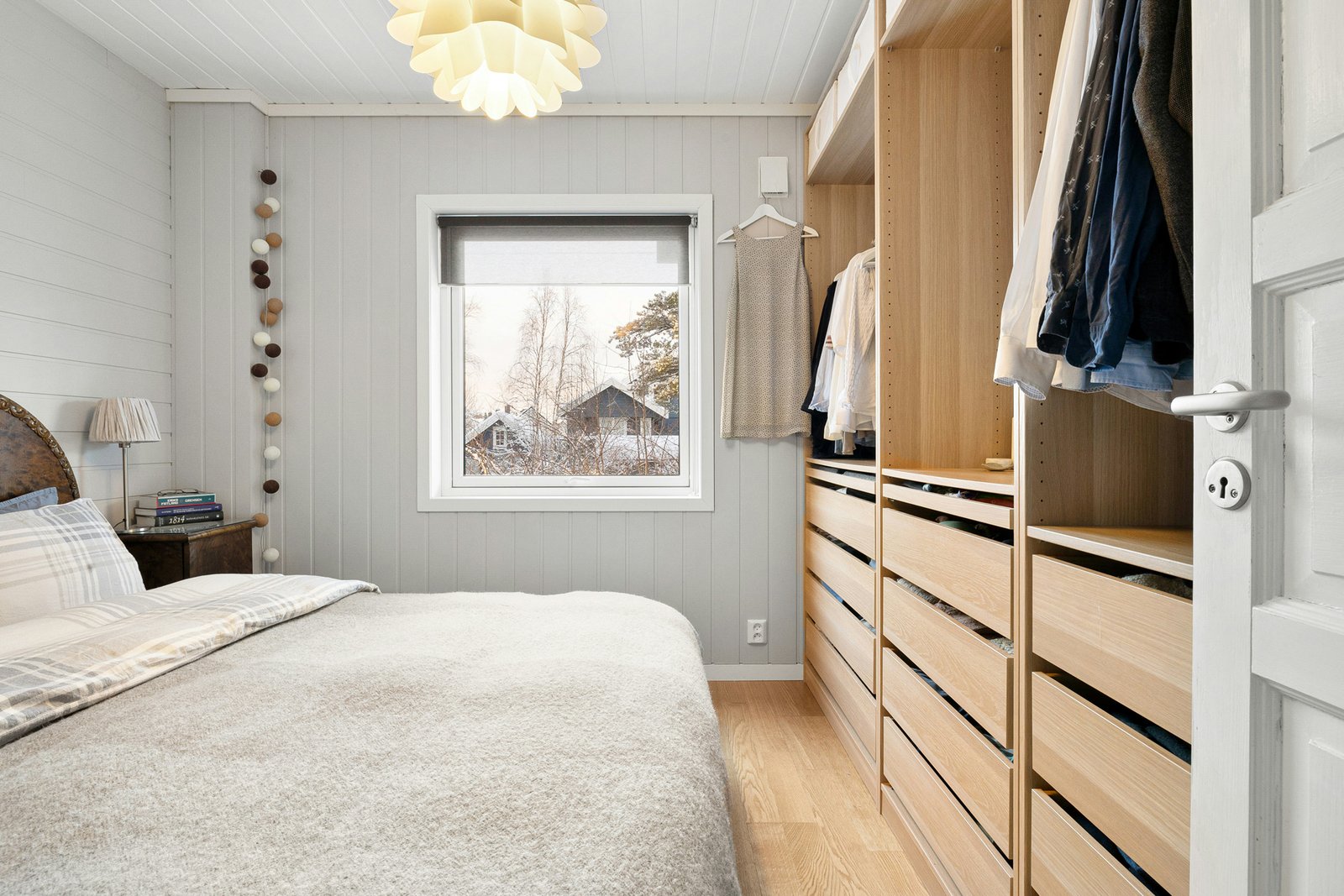 Innenraum eines Kleiderschranks mit Kleidung und sichtbarer Kondensfeuchtigkeit an der Rückwand