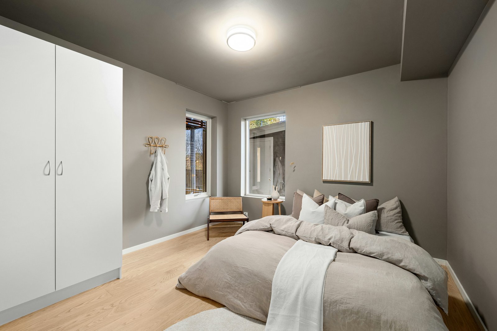 Geschlossener Kleiderschrank mit zwei Türen im Schlafzimmer