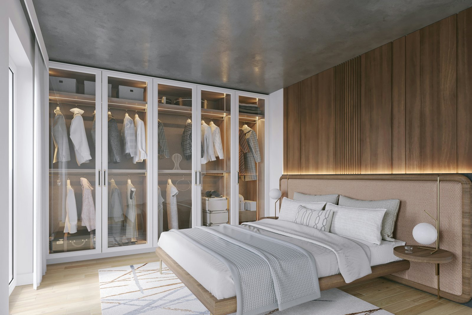 Offener Kleiderschrank im Schlafzimmer mit Pullovern und Jacken