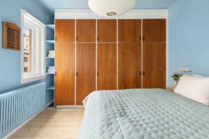 Mehrere Zedernholzblöcke liegen auf einem Regalboden im Kleiderschrank