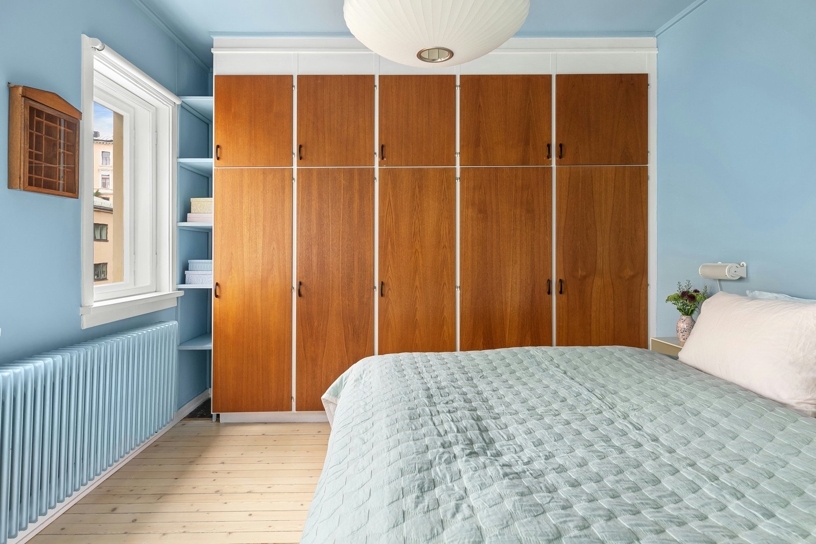 Mehrere Zedernholzblöcke liegen auf einem Regalboden im Kleiderschrank