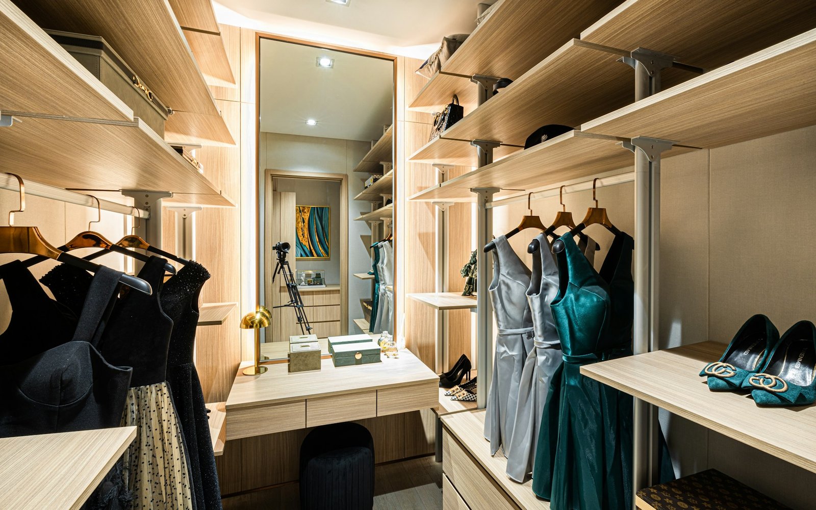 Kleiderschrank in geschlossenem Raum