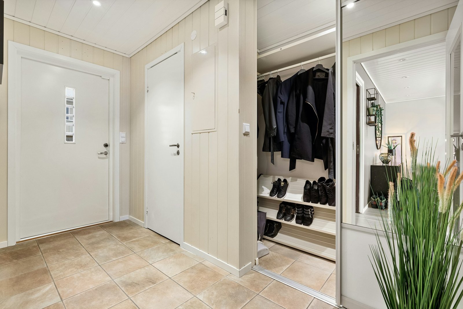 Kleidung im Kleiderschrank