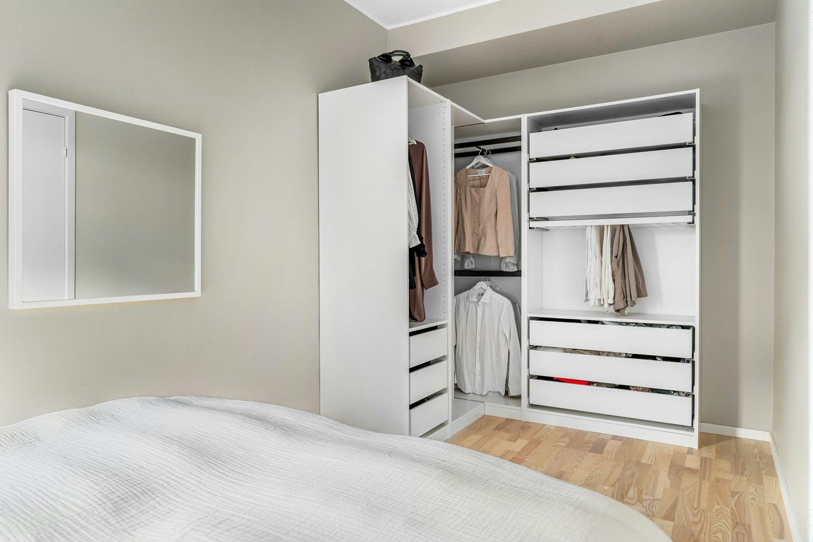 Offener Kleiderschrank im Raum