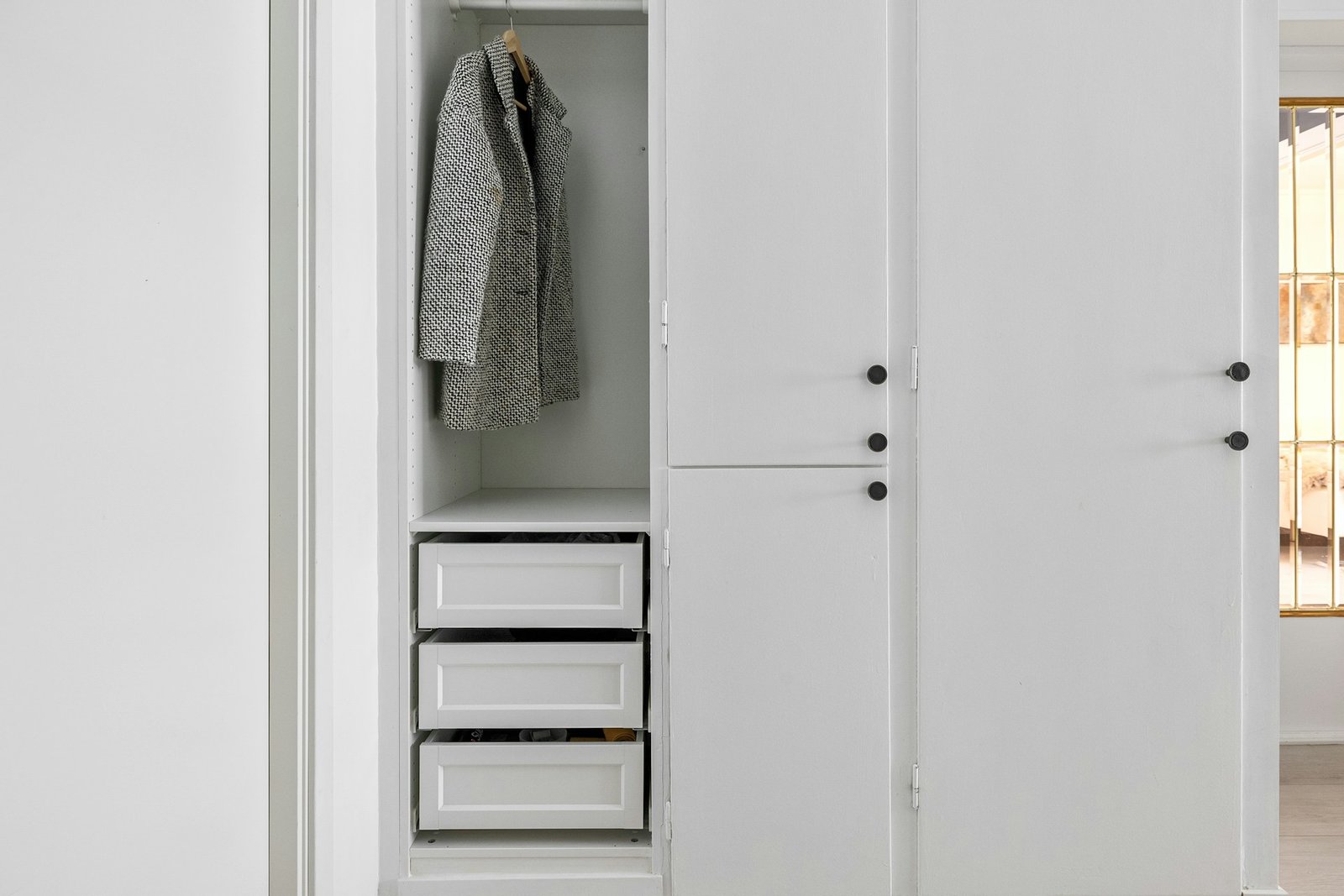 Kleiderschrank in kleinem Raum