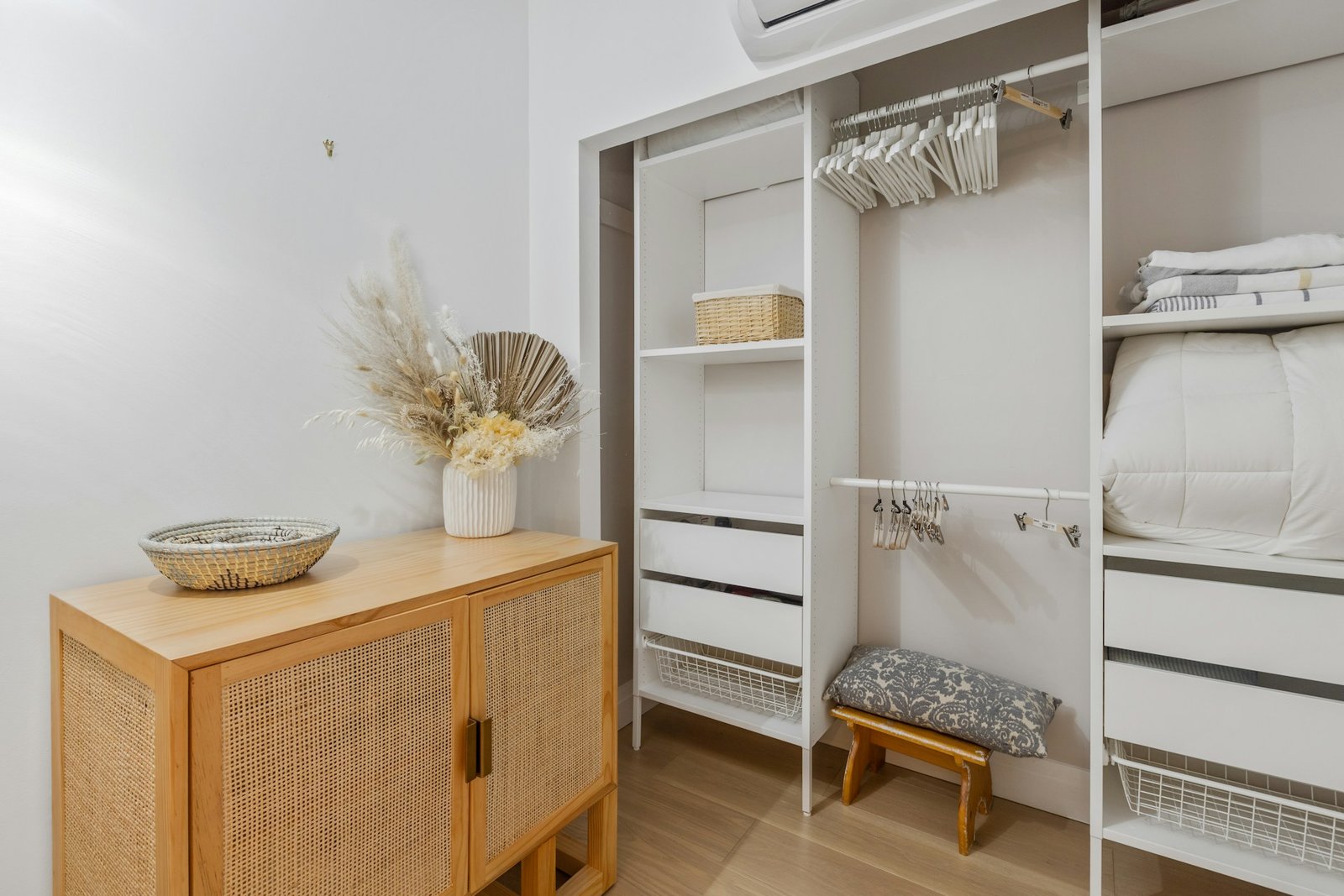 Leerer Kleiderschrank innen