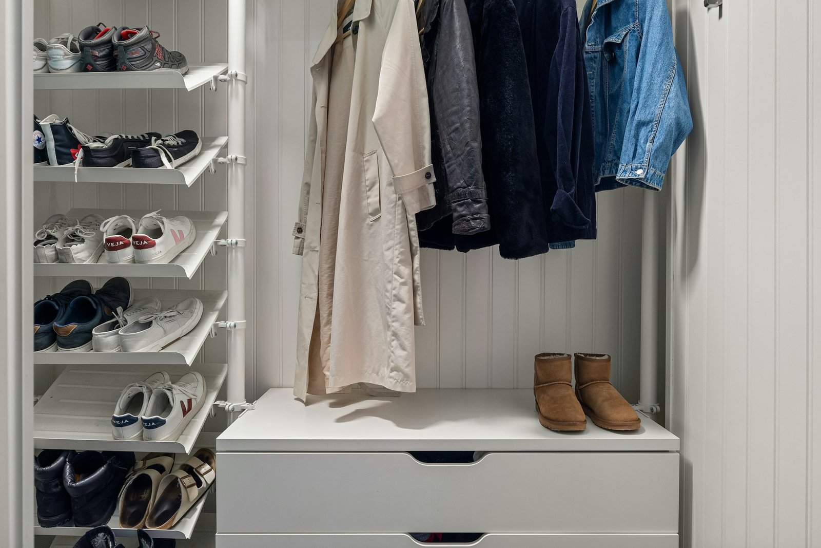 Kleiderschrank mit Kleidung