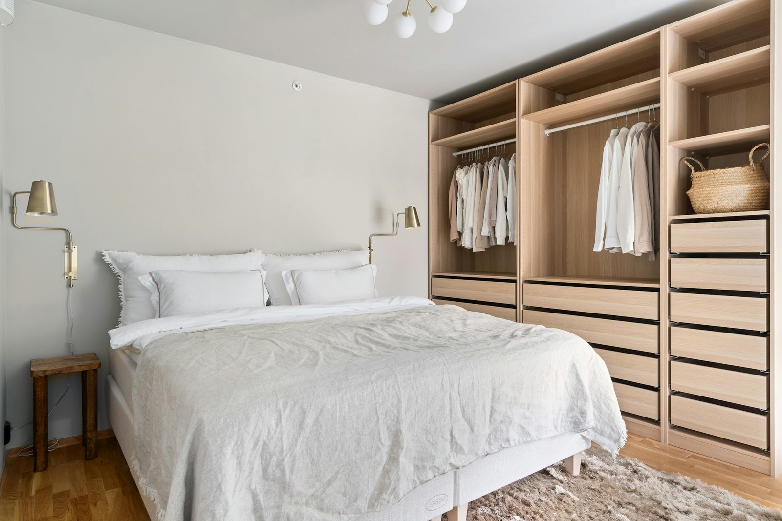 Kleiderschrank mit Kleidung