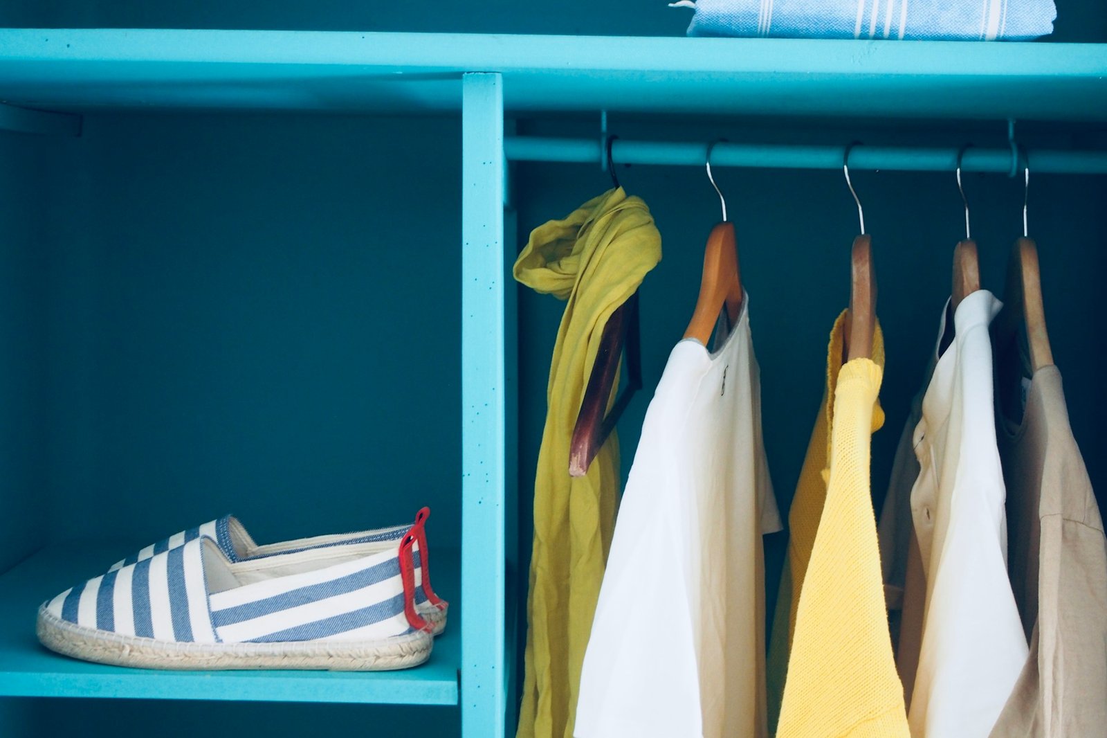 Saubere Kleidung im Kleiderschrank