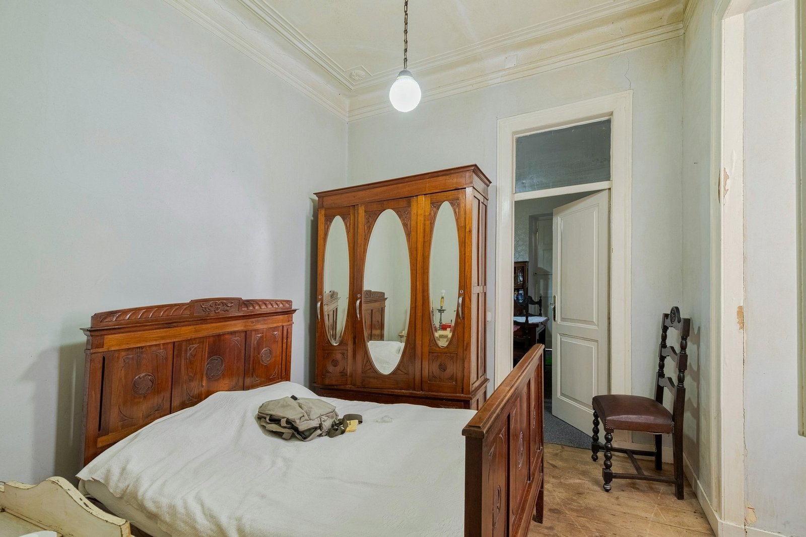 Altes Holzmöbelstück in einem Wohnraum
