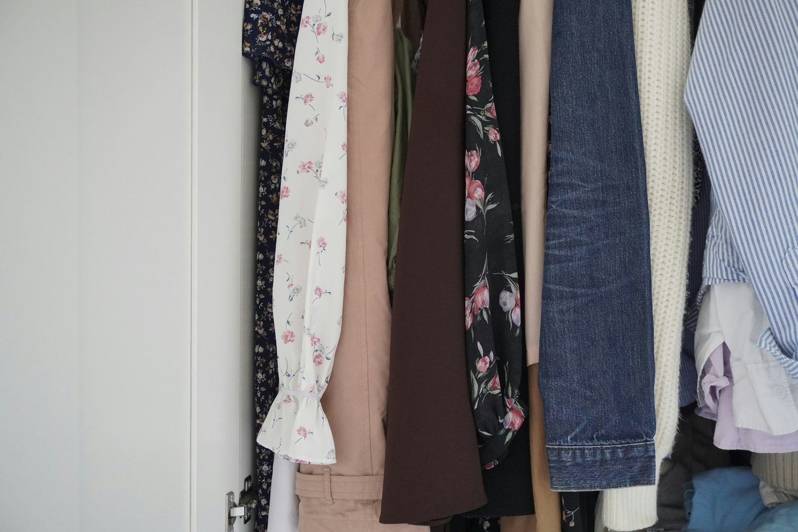 Geöffneter Kleiderschrank in einem hellen Schlafzimmer