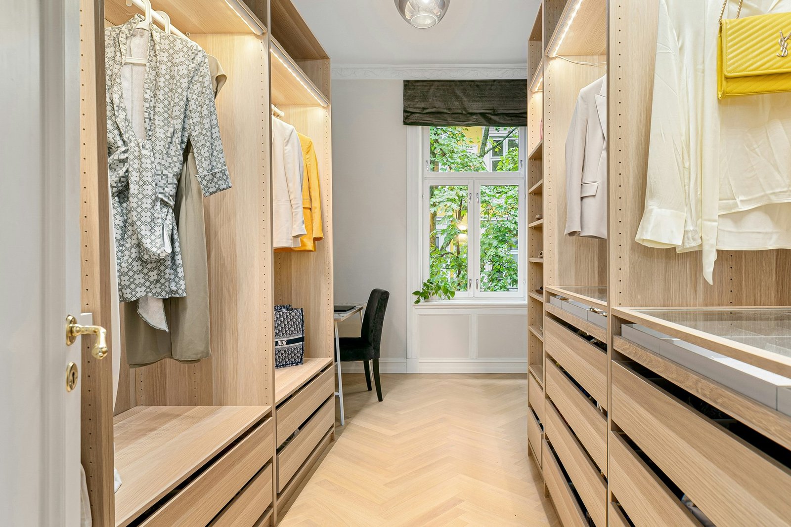 Geöffneter Kleiderschrank mit aufgehängter Kleidung